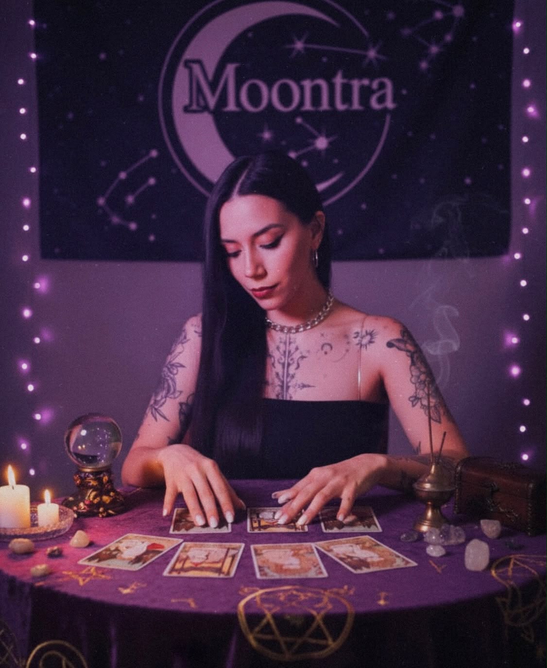 Moontra leyendo el tarot